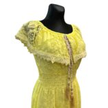 Detailansicht Sommerkleid gelb Spitze – Spitzenstoff & Bindeband am Ausschnitt