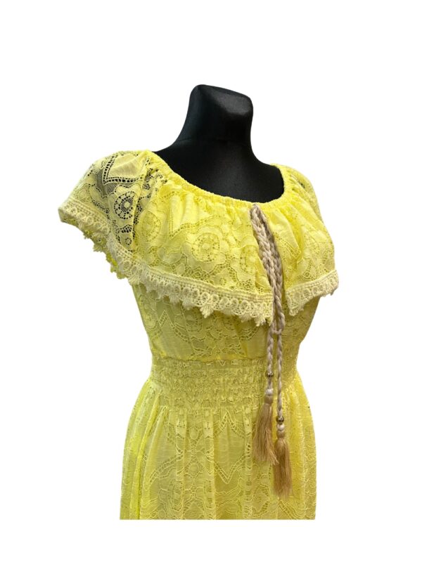 Detailansicht Sommerkleid gelb Spitze – Spitzenstoff & Bindeband am Ausschnitt